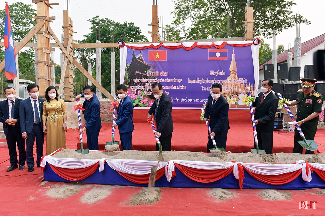 Lãnh đạo Hà Tĩnh chúc tết Bunpimay, dự khởi công bệnh xá quân dân y kết hợp tại Bolykhămxay