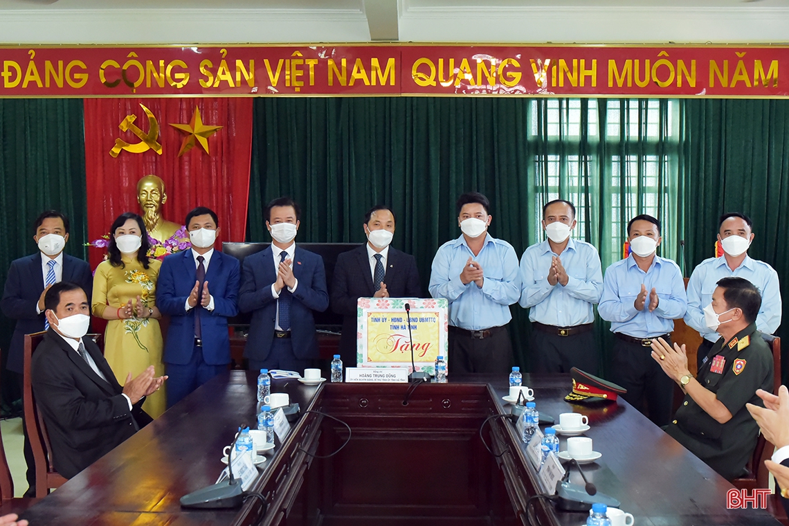 Lãnh đạo Hà Tĩnh chúc tết Bunpimay, dự khởi công bệnh xá quân dân y kết hợp tại Bolykhămxay