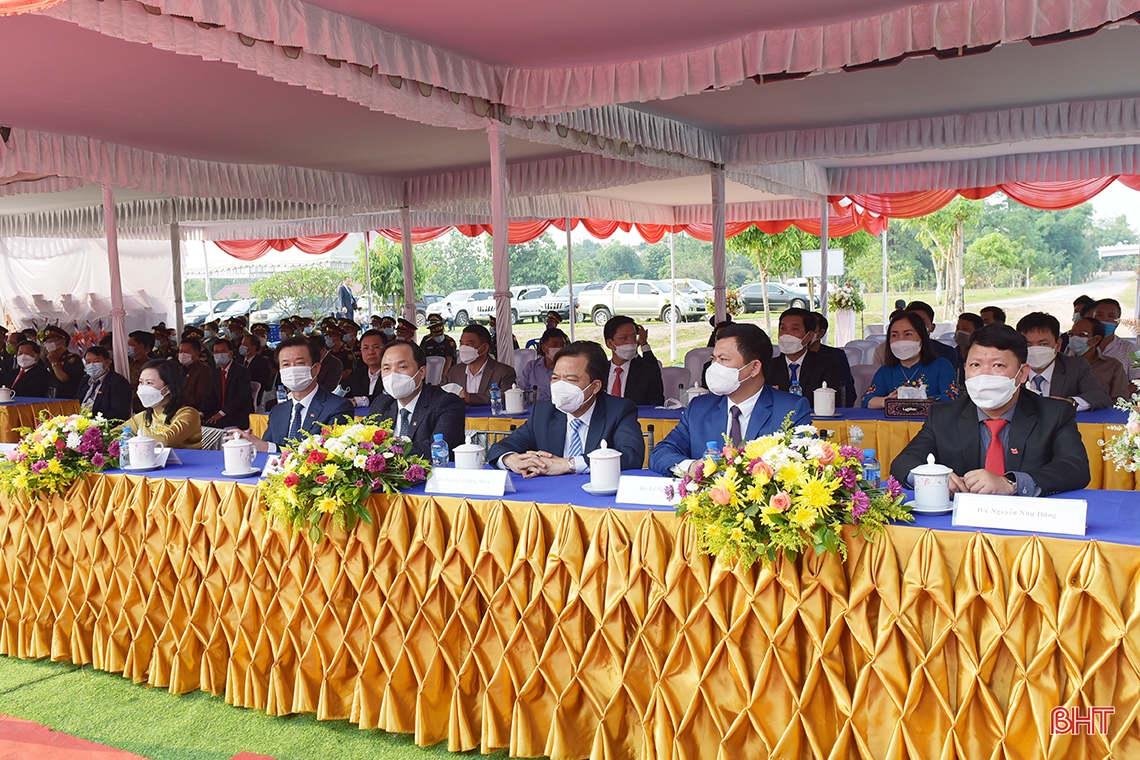 Lãnh đạo Hà Tĩnh chúc tết Bunpimay, dự khởi công bệnh xá quân dân y kết hợp tại Bolykhămxay