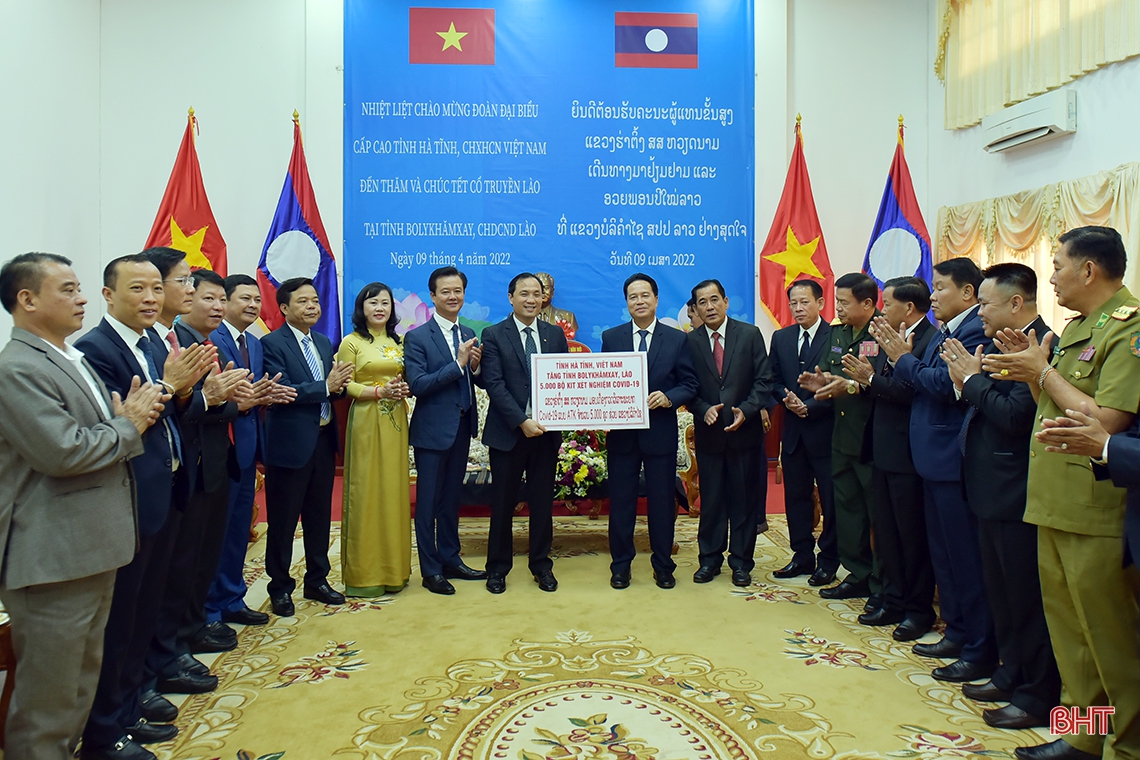 Lãnh đạo Hà Tĩnh chúc tết Bunpimay, dự khởi công bệnh xá quân dân y kết hợp tại Bolykhămxay