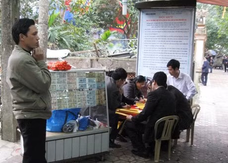 Dịch vụ đổi tiền lẻ bỏ hòm công đức cũng cho thu nhập khá với tỉ lệ 1,2:1