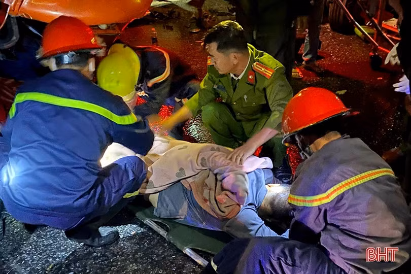 Cứu người mắc kẹt sau va chạm giao thông ở Hà Tĩnh