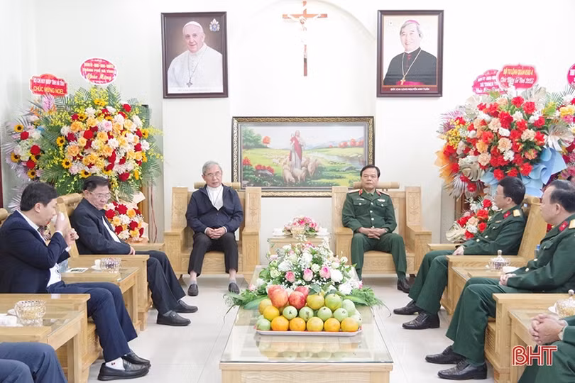 Lãnh đạo Quân khu 4, tỉnh Hà Tĩnh chúc mừng Giáng sinh đồng bào công giáo 