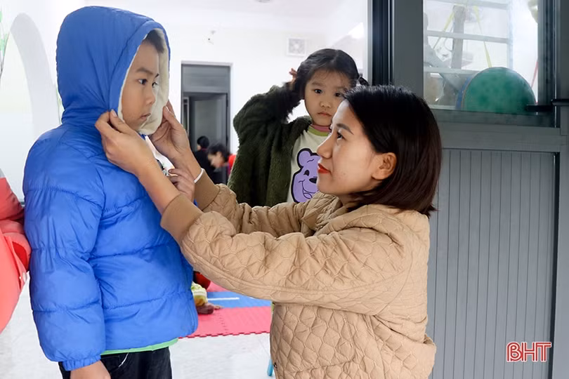 Trải thảm sàn, giữ ấm đồ ăn để giúp trẻ mầm non phòng, tránh rét 