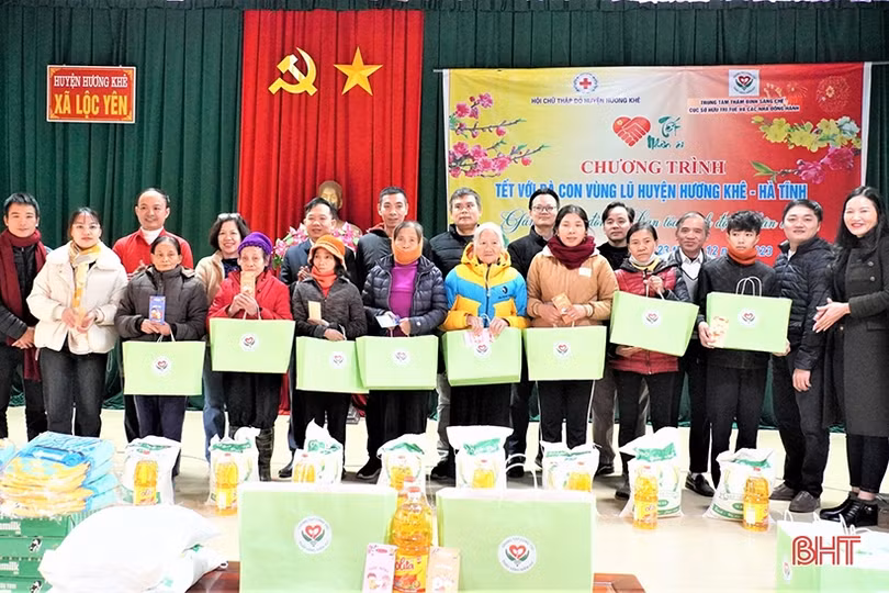 Nhiều phần quà tết sớm với bà con vùng lũ Hương Khê