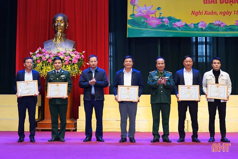 Khen thưởng 15 tập thể, cá nhân trong phong trào biên phòng toàn dân
