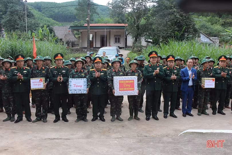 Lãnh đạo Quân khu 4 kiểm tra công tác dân vận của lữ đoàn tại Vũ Quang