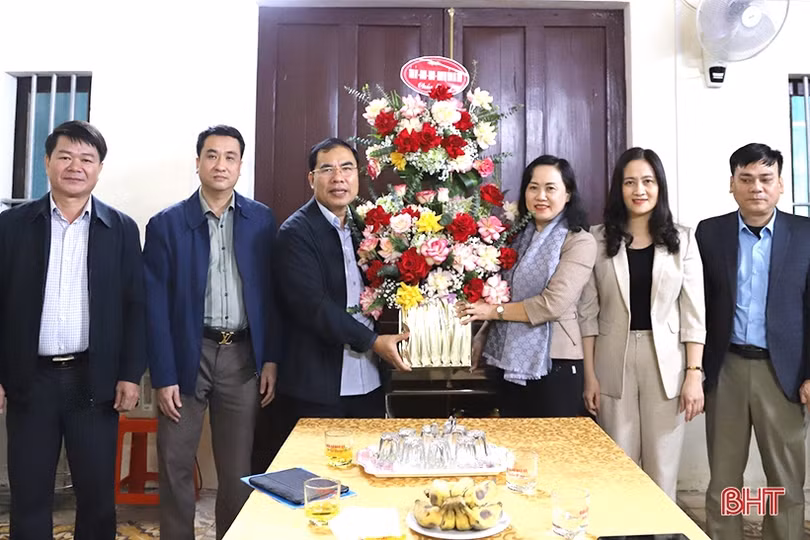 Trưởng ban Dân vận Tỉnh ủy chúc mừng Giáng sinh tại Giáo xứ Ngô Xá