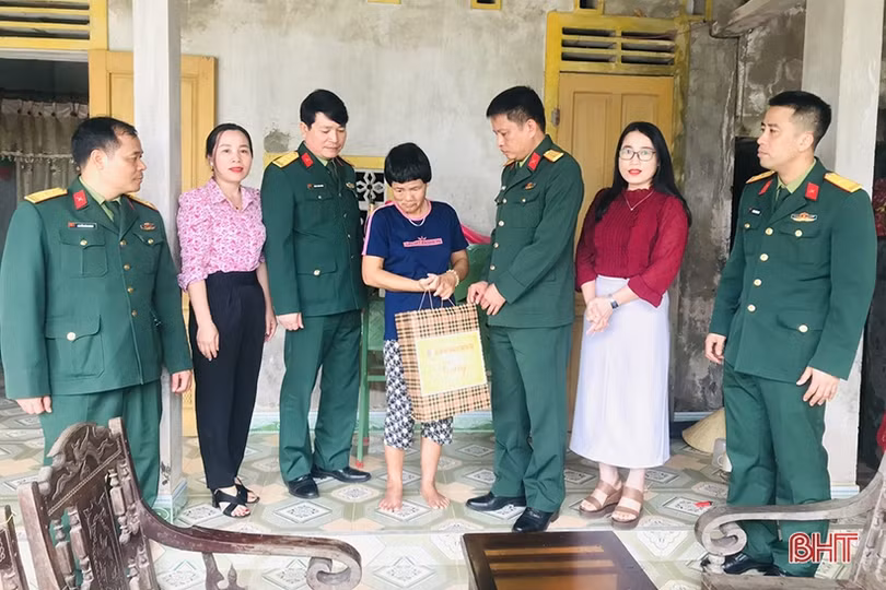 Bộ CHQS tỉnh Hà Tĩnh tặng 46 suất quà cho các gia đình chính sách