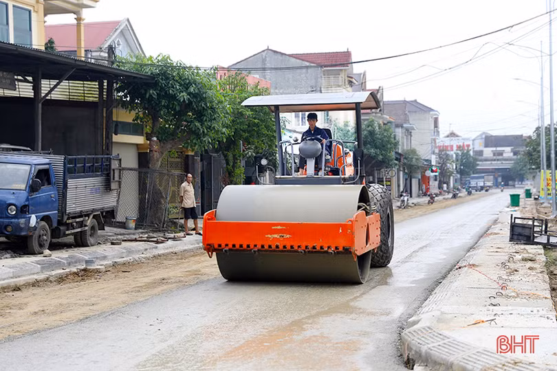 Người dân vui mừng khi đường liên huyện sắp “thay áo mới”