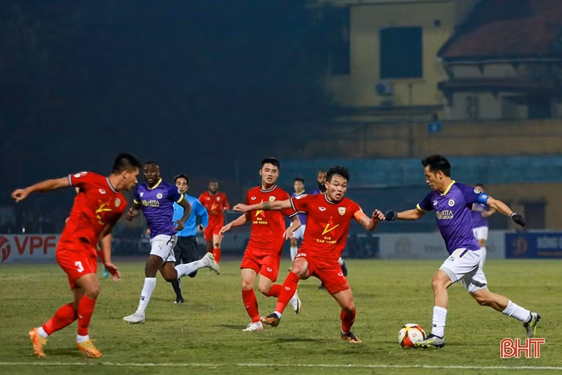 Hồng Lĩnh Hà Tĩnh đánh rơi chiến thắng trên sân Hàng Đẫy
