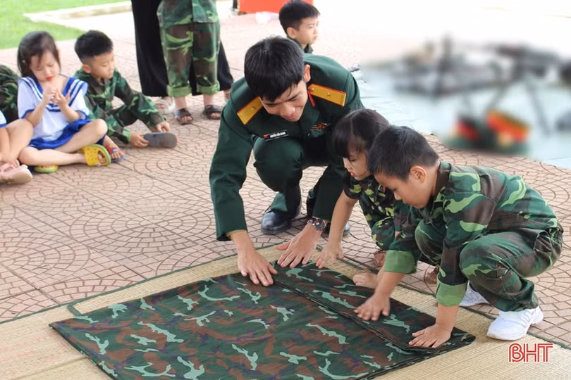 “Một ngày làm chiến sỹ” của học sinh mầm non Trung Kiên