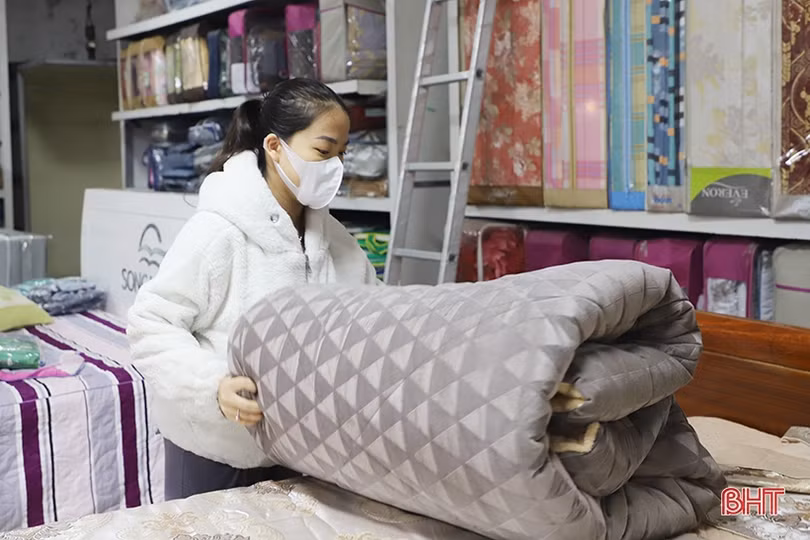 “Nóng” thị trường sản phẩm chống rét ở Hà Tĩnh
