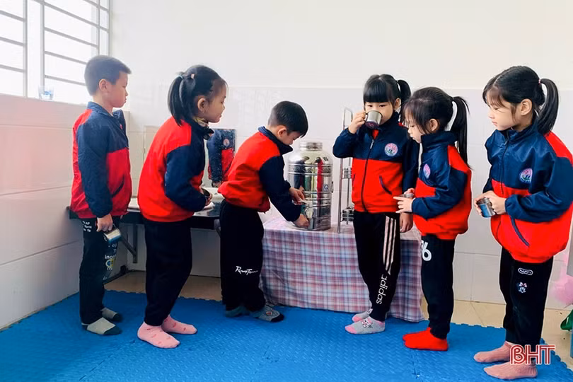 Trải thảm sàn, giữ ấm đồ ăn để giúp trẻ mầm non phòng, tránh rét 