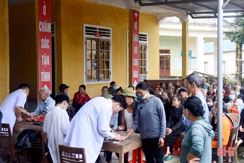 Hơn 150 người cao tuổi xã vùng biên Hà Tĩnh được khám, tư vấn sức khỏe miễn phí