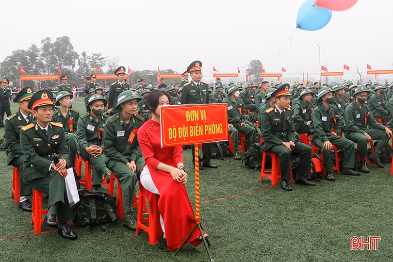 Tân binh Hà Tĩnh lên đường làm nghĩa vụ với Tổ quốc