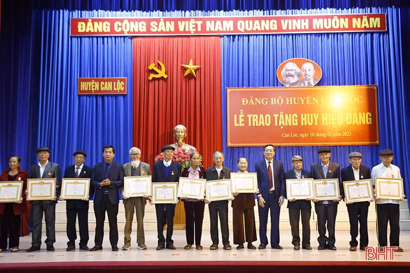 Trao huy hiệu Đảng cho 77 đảng viên ở Can Lộc