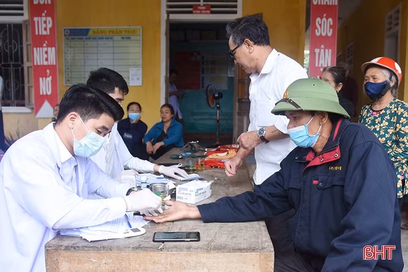 Hơn 150 người cao tuổi xã vùng biên Hà Tĩnh được khám, tư vấn sức khỏe miễn phí