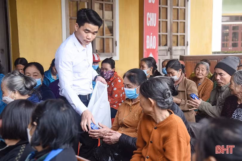 Hơn 150 người cao tuổi xã vùng biên Hà Tĩnh được khám, tư vấn sức khỏe miễn phí