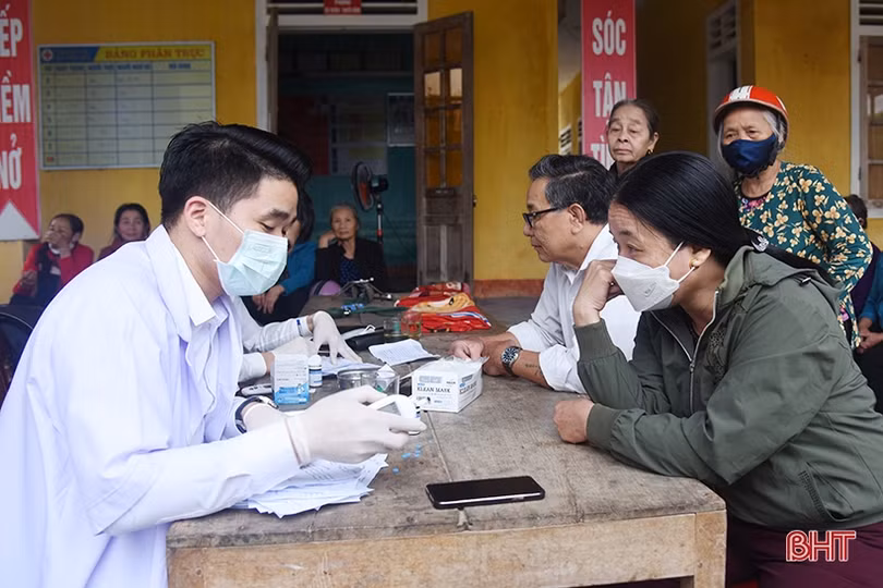 Hơn 150 người cao tuổi xã vùng biên Hà Tĩnh được khám, tư vấn sức khỏe miễn phí