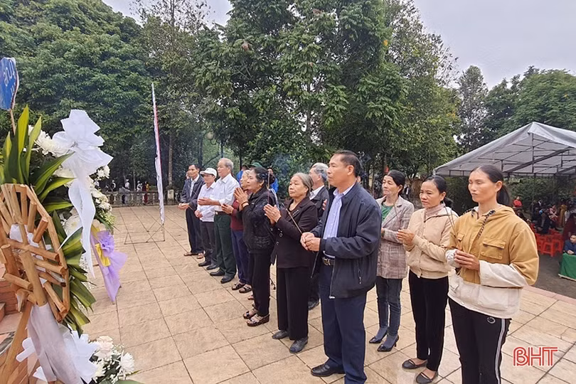 Dâng hương tưởng niệm 33 học sinh Trường Cấp II Hương Phúc bị bom Mỹ sát hại