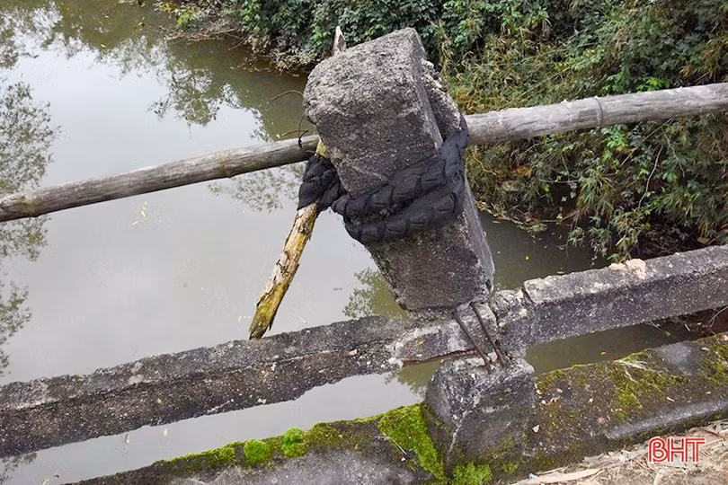 Qua cầu Ông Thộ, sợ ngã sông sâu...