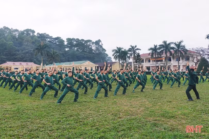 Những ngày đầu quân ngũ: Chăn vuông góc, tóc cắt cao, gặp nhau phải chào, xưng hô bằng đồng chí