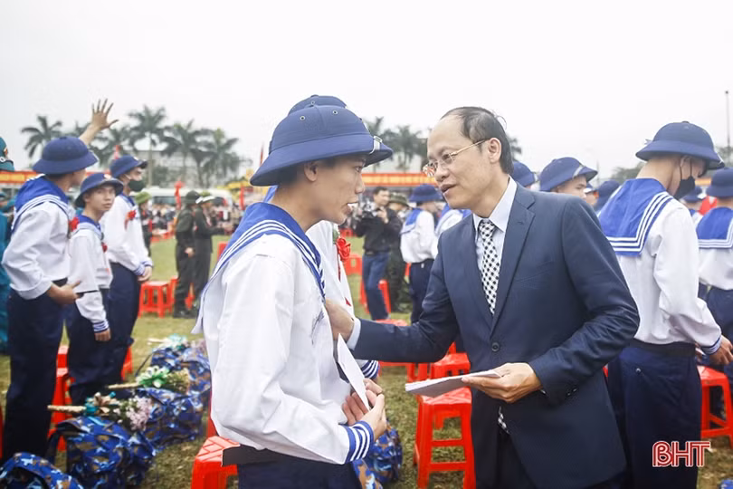 Tân binh Hà Tĩnh lên đường làm nghĩa vụ với Tổ quốc