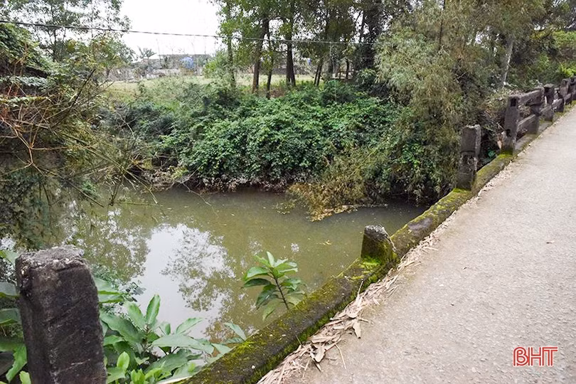 Qua cầu Ông Thộ, sợ ngã sông sâu...
