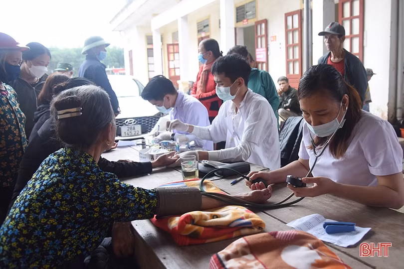 Hơn 150 người cao tuổi xã vùng biên Hà Tĩnh được khám, tư vấn sức khỏe miễn phí