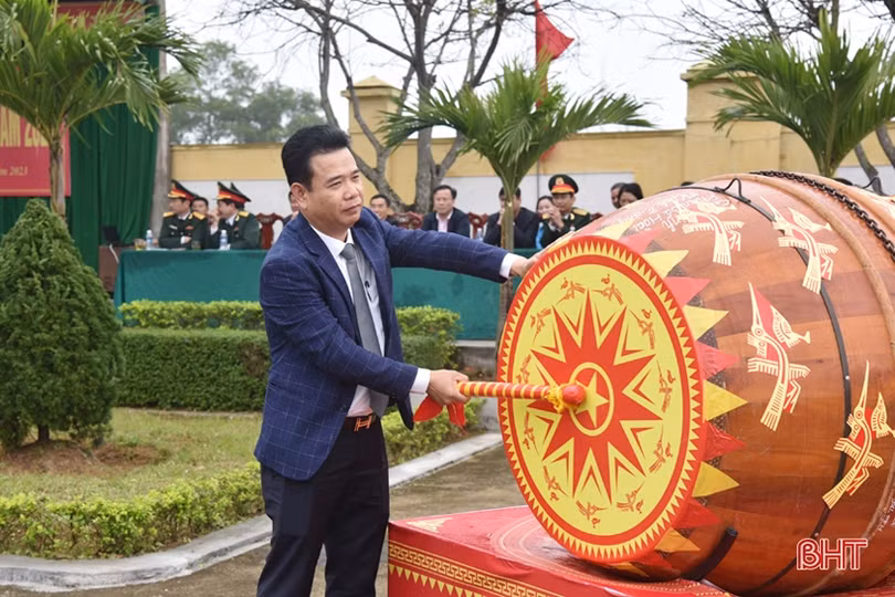 Tân binh Hà Tĩnh lên đường làm nghĩa vụ với Tổ quốc
