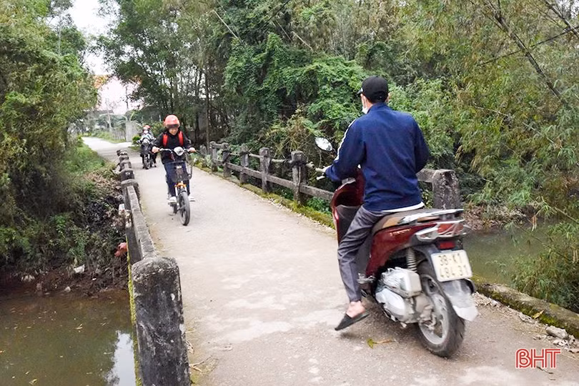 Qua cầu Ông Thộ, sợ ngã sông sâu...