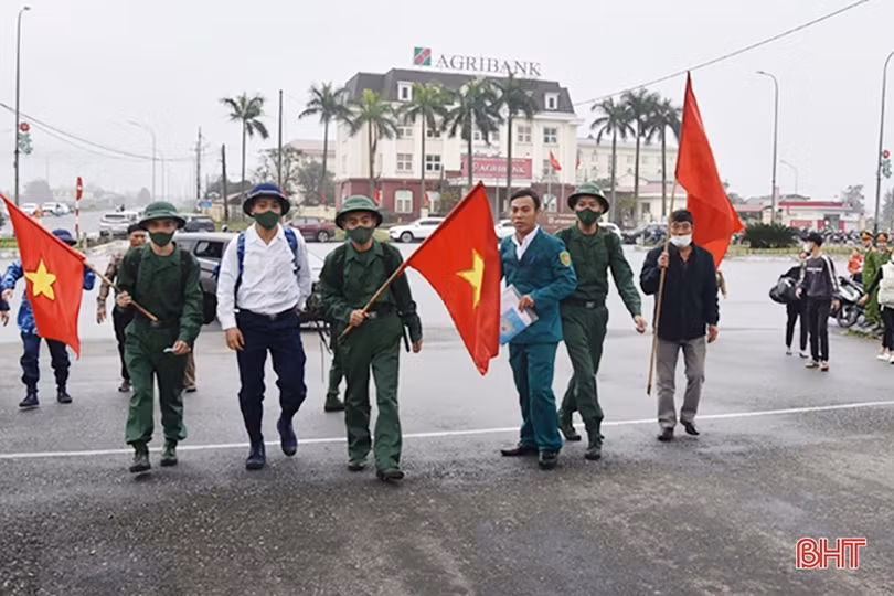 Tân binh Hà Tĩnh lên đường làm nghĩa vụ với Tổ quốc