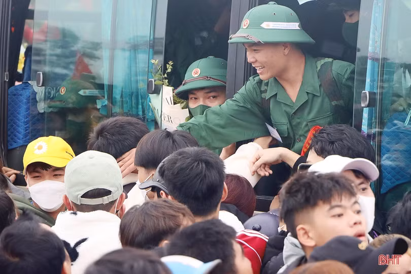 Công dân lên đường nhập ngũ năm 2024.