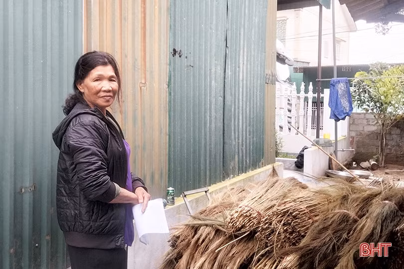 Nguyên liệu khan hiếm, giá tăng, người dân làng nghề chổi đót ở Hà Tĩnh vất vả gom hàng