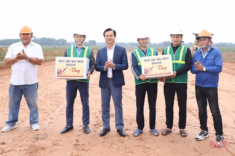 Tập trung đẩy nhanh giải phóng mặt bằng, tiến độ thi công các công trình giao thông