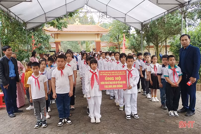 Dâng hương tưởng niệm 33 học sinh Trường Cấp II Hương Phúc bị bom Mỹ sát hại
