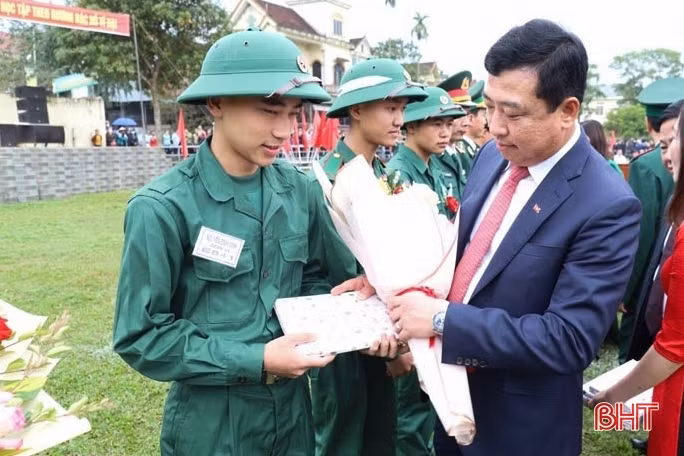 Tân binh Hà Tĩnh lên đường làm nghĩa vụ với Tổ quốc