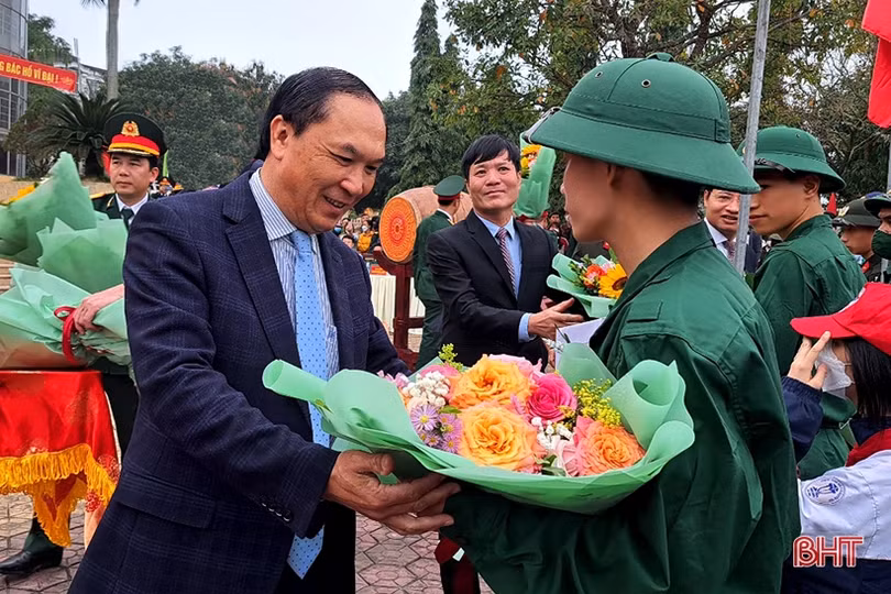 Tân binh Hà Tĩnh lên đường làm nghĩa vụ với Tổ quốc