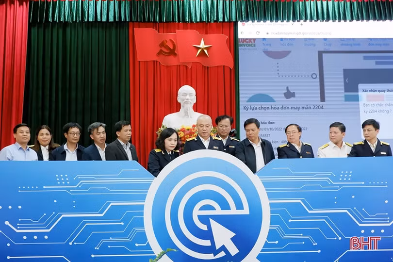 Khách hàng ở Can Lộc trúng giải nhất “Hóa đơn may mắn” quý IV/2022