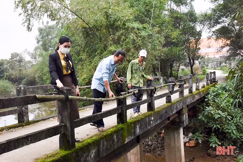 Qua cầu Ông Thộ, sợ ngã sông sâu...