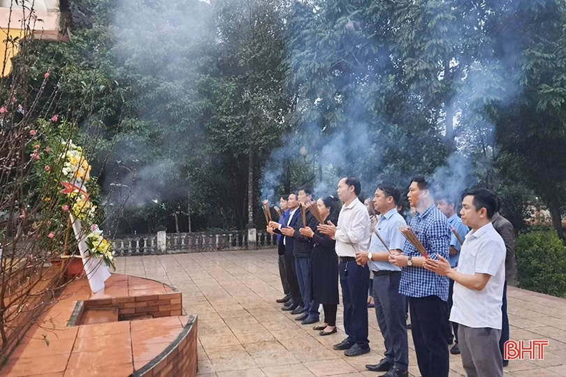 Dâng hương tưởng niệm 33 học sinh Trường Cấp II Hương Phúc bị bom Mỹ sát hại