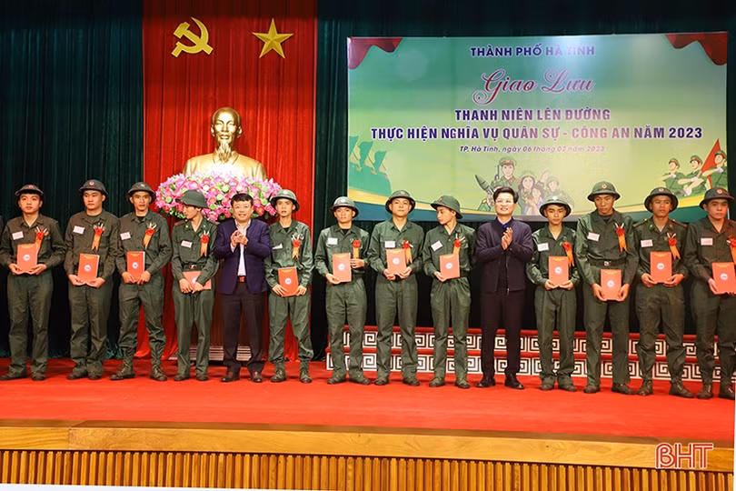 Gặp mặt, giao lưu với 69 tân binh TP Hà Tĩnh trước ngày nhập ngũ