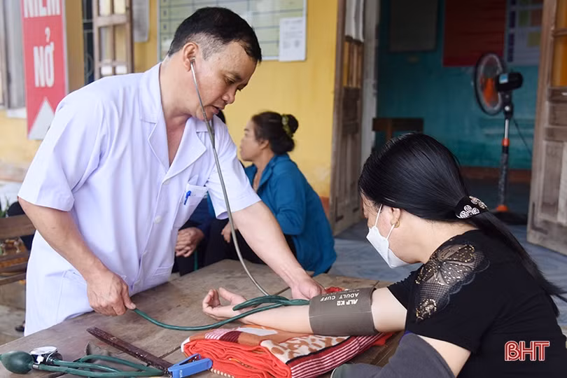 Hơn 150 người cao tuổi xã vùng biên Hà Tĩnh được khám, tư vấn sức khỏe miễn phí