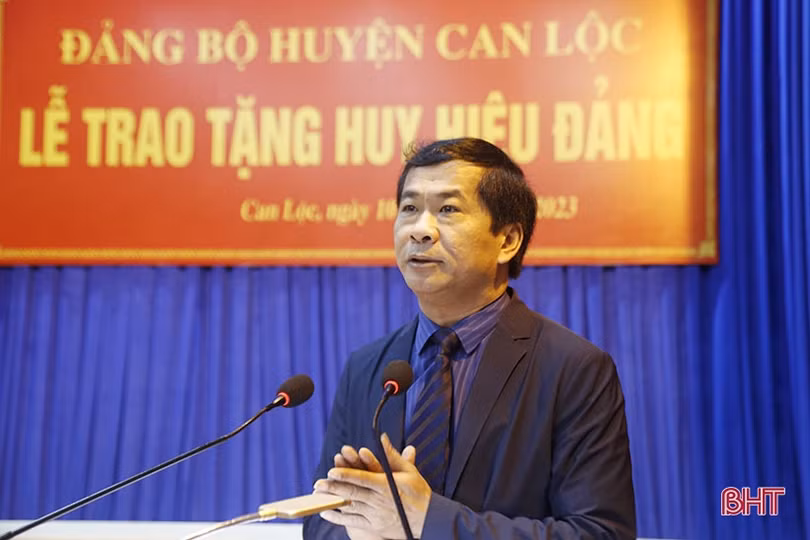 Trao huy hiệu Đảng cho 77 đảng viên ở Can Lộc