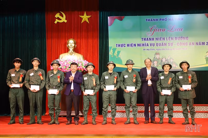 Gặp mặt, giao lưu với 69 tân binh TP Hà Tĩnh trước ngày nhập ngũ