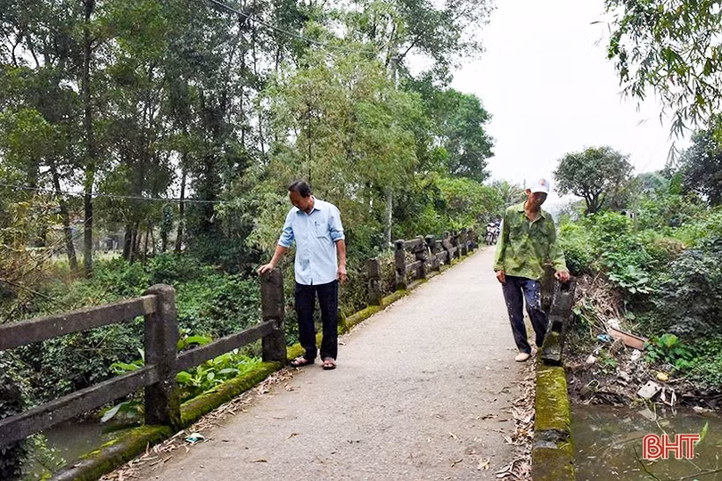 Qua cầu Ông Thộ, sợ ngã sông sâu...