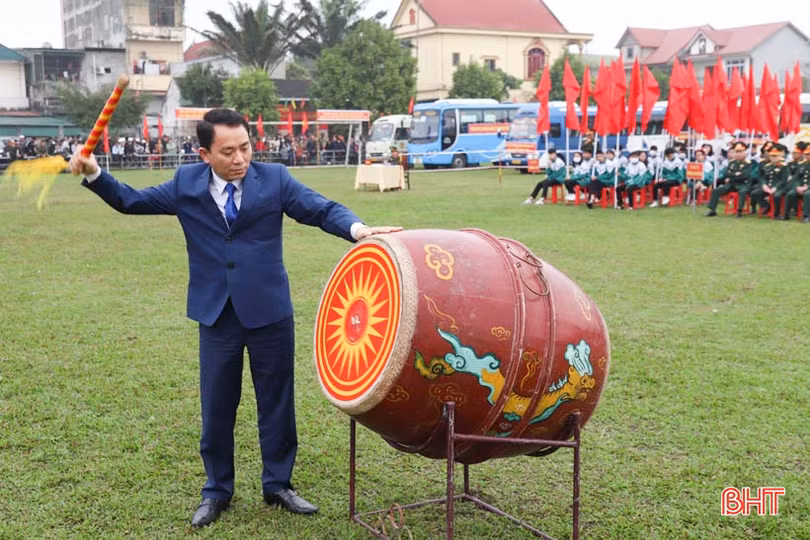 Tân binh Hà Tĩnh lên đường làm nghĩa vụ với Tổ quốc
