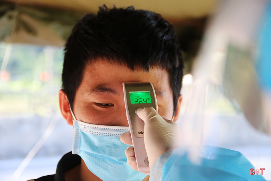 Lực lượng chức năng Hà Tĩnh căng mình kiểm soát, hỗ trợ bà con hồi hương