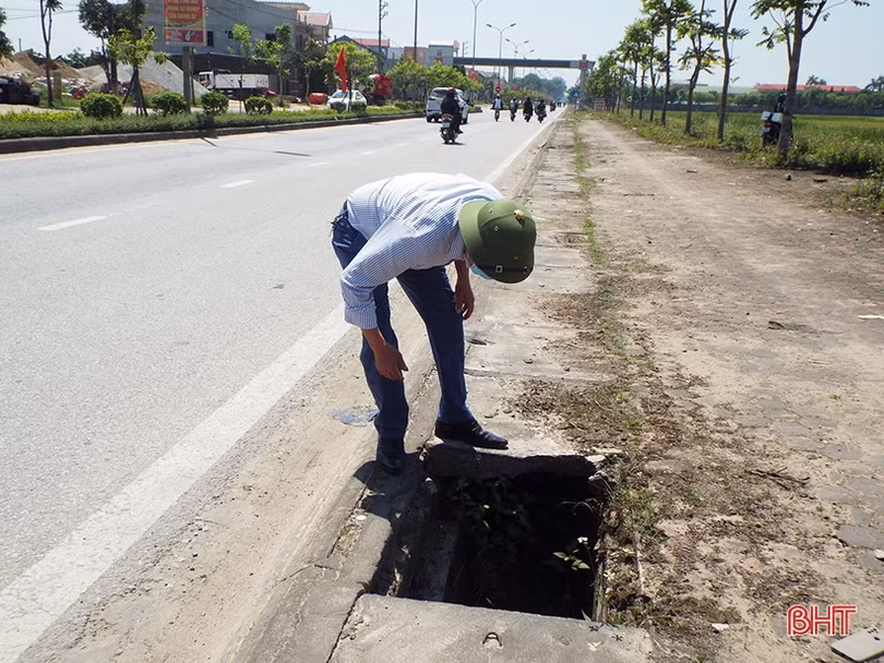 Nhan nhản nắp cống vỡ trên QL 8 qua thị trấn Đức Thọ
